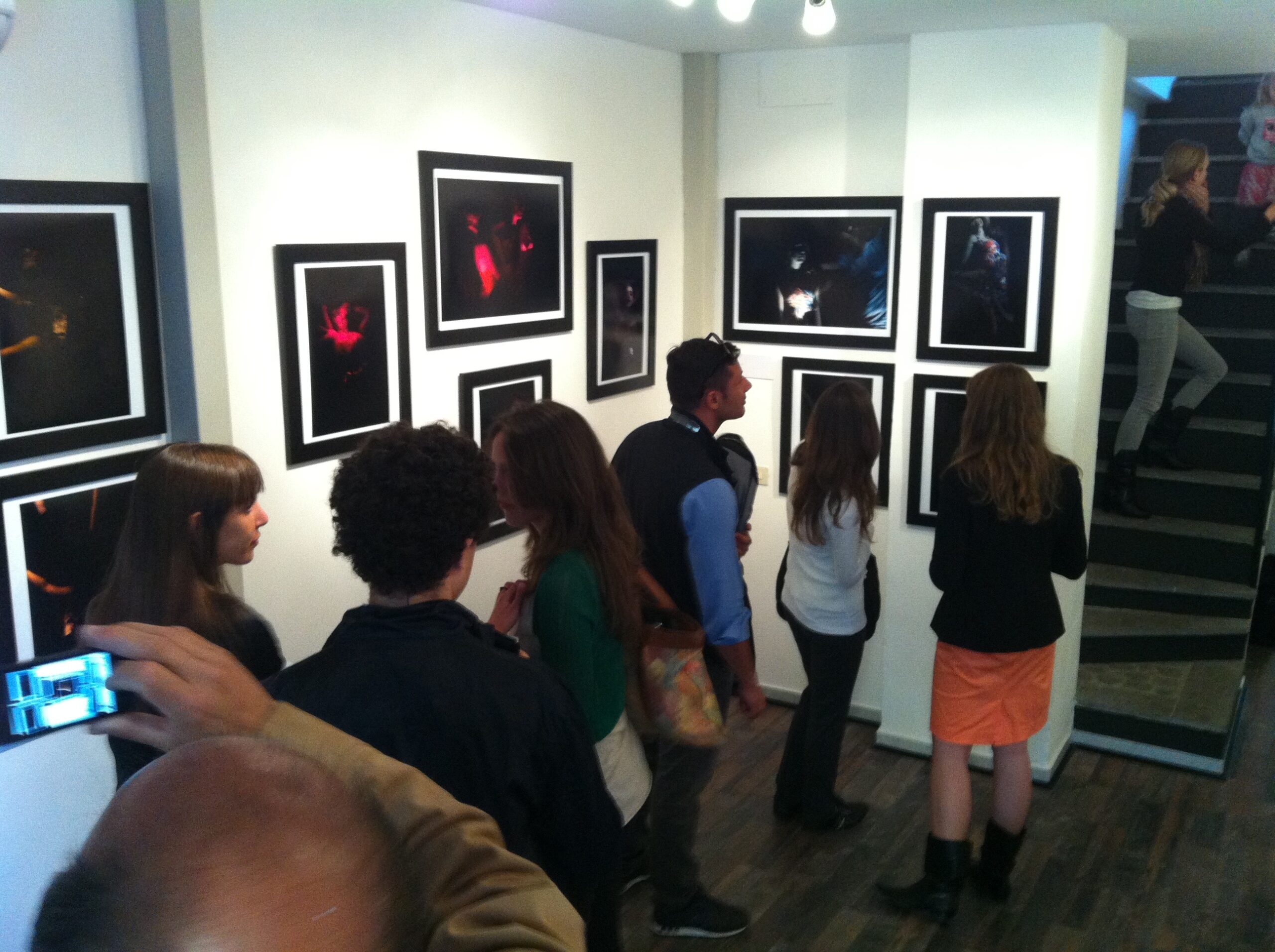 Visitatori a una mostra fotografica
