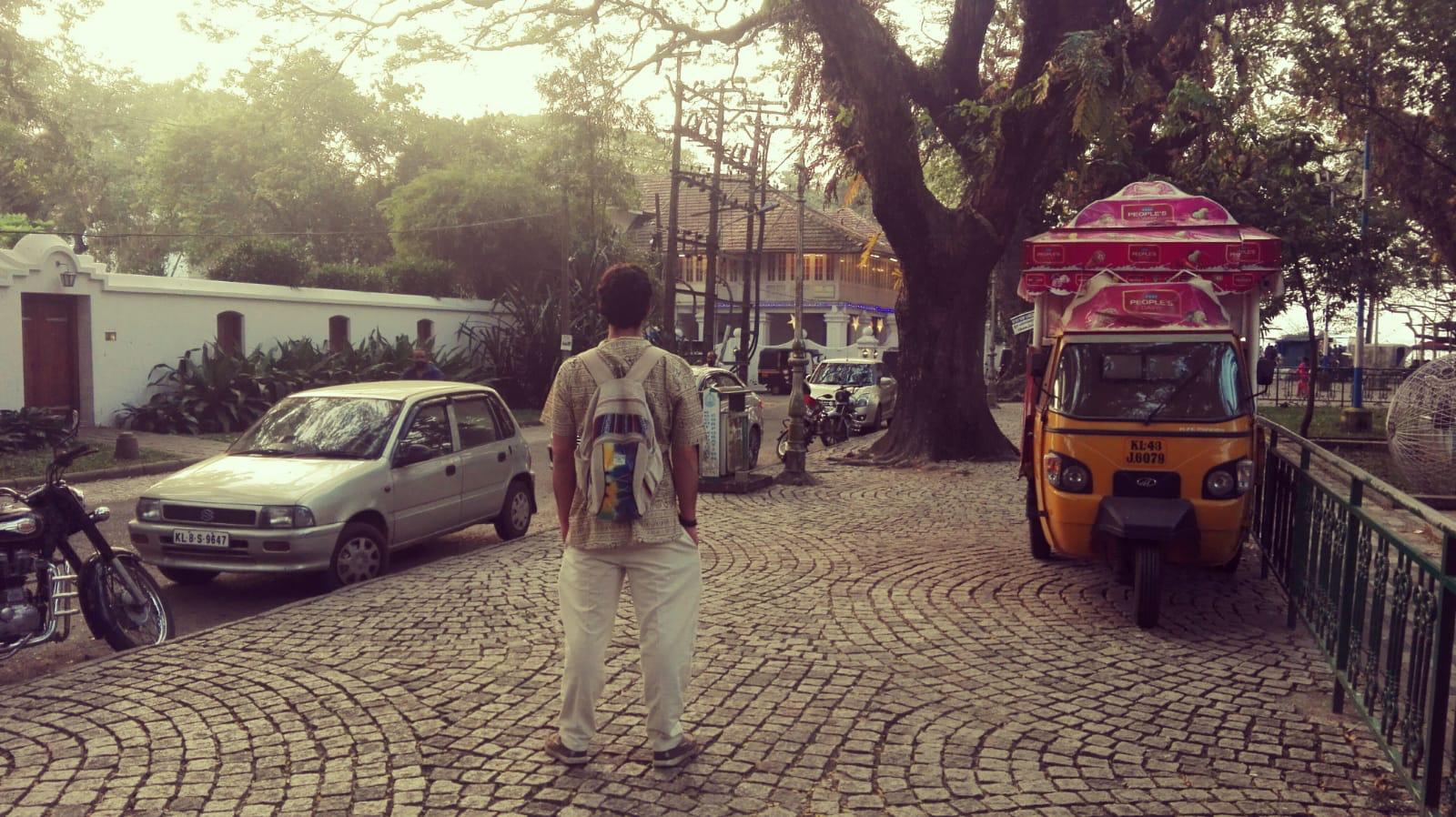 Francesco in viaggio, strada acciottolata
