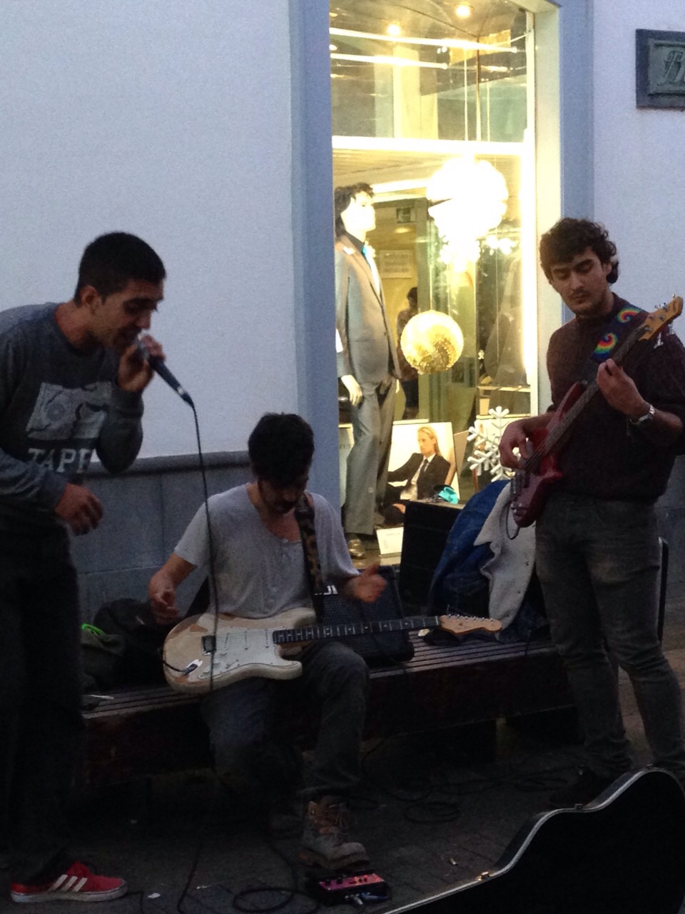 Francesco suona per strada con il gruppo