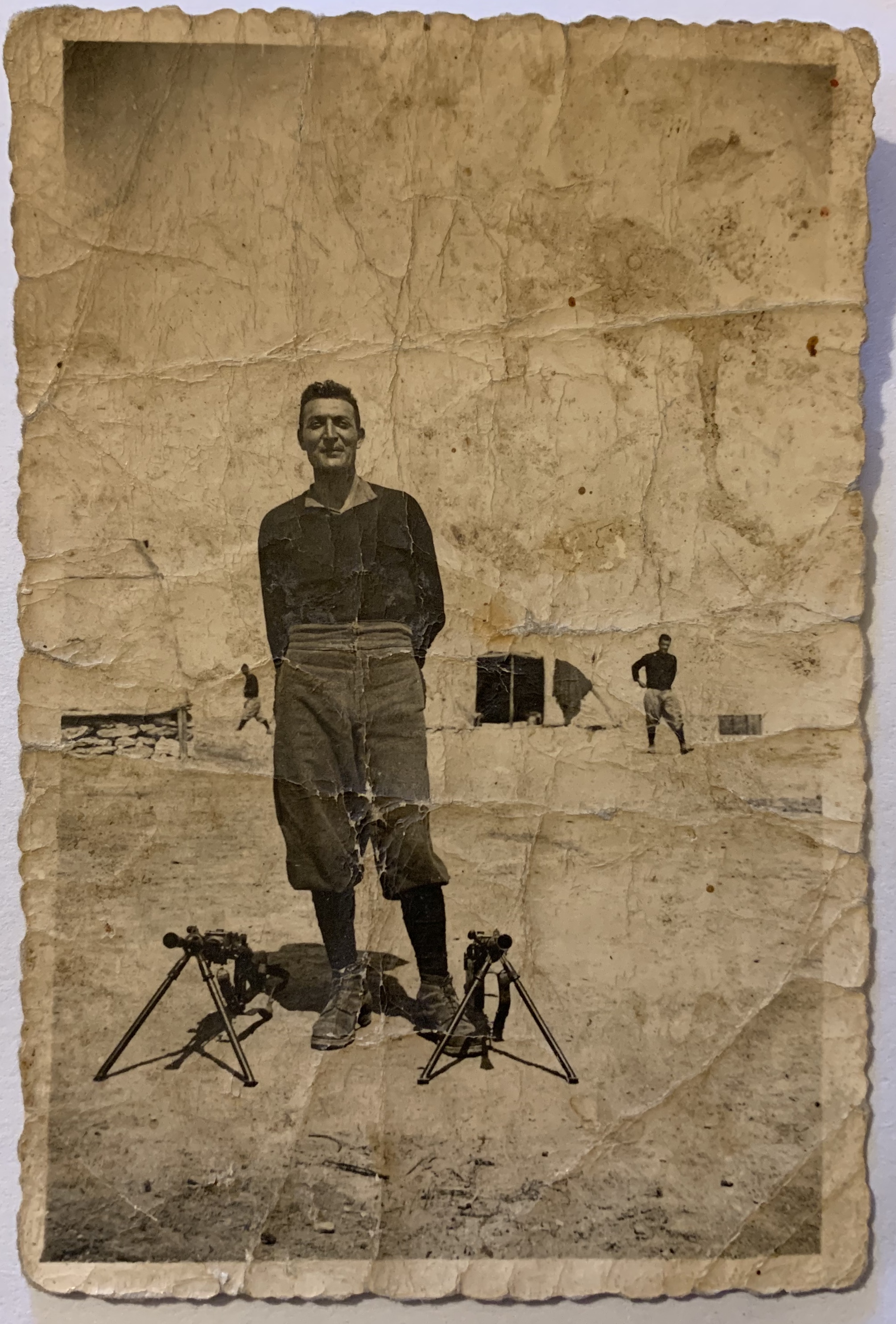 Gino in un campo militare tra le mitragliatrici