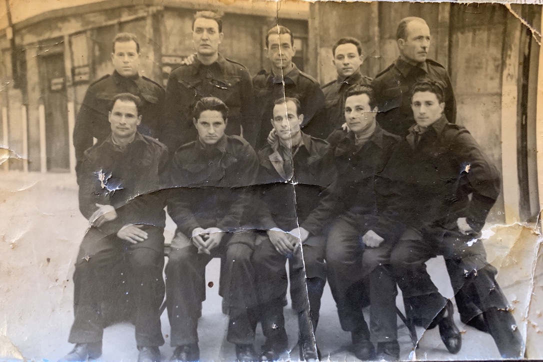 Cartolina con un gruppo di prigionieri in Gran Bretagna