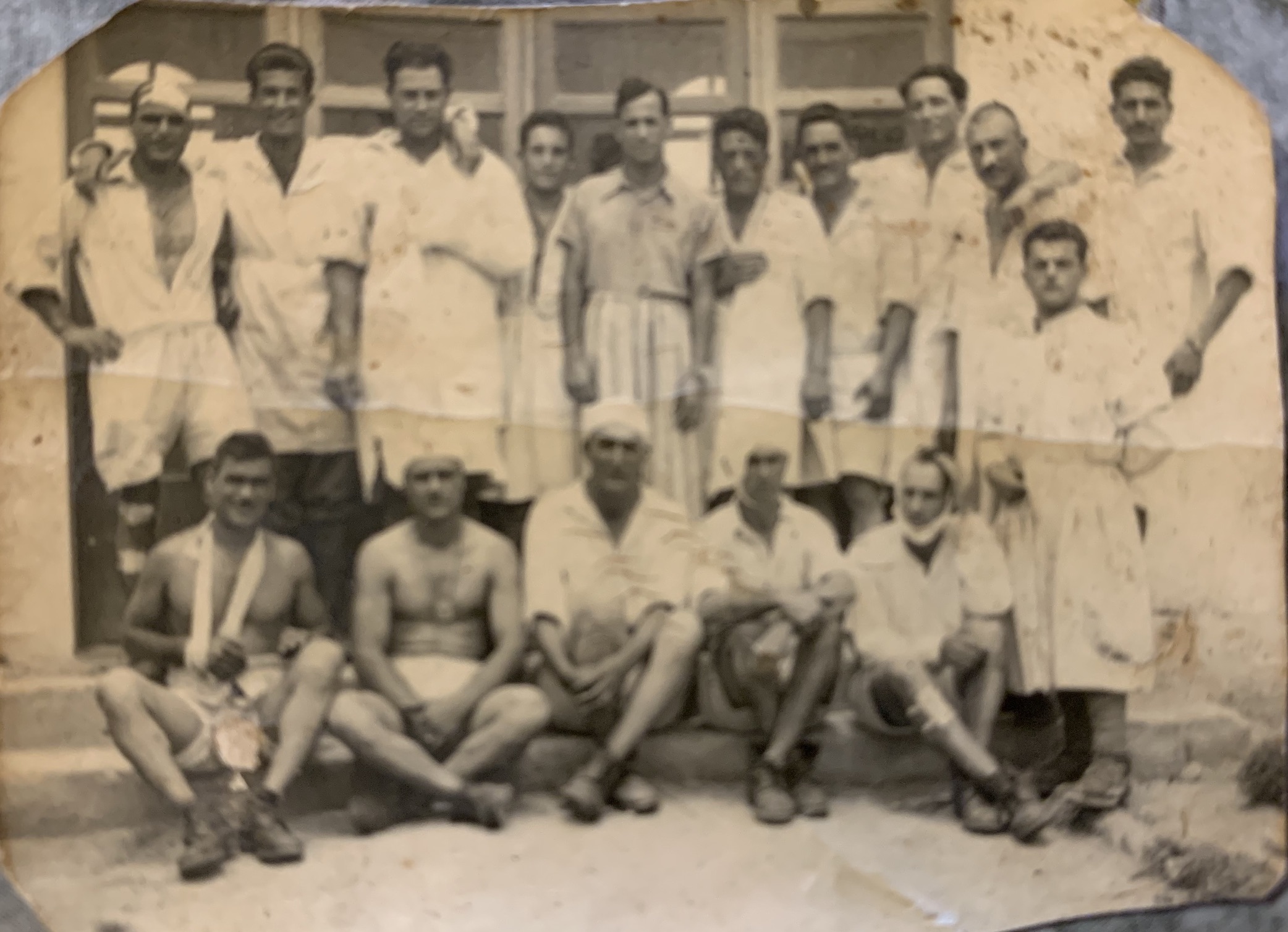 Foto di gruppo con feriti in ospedale