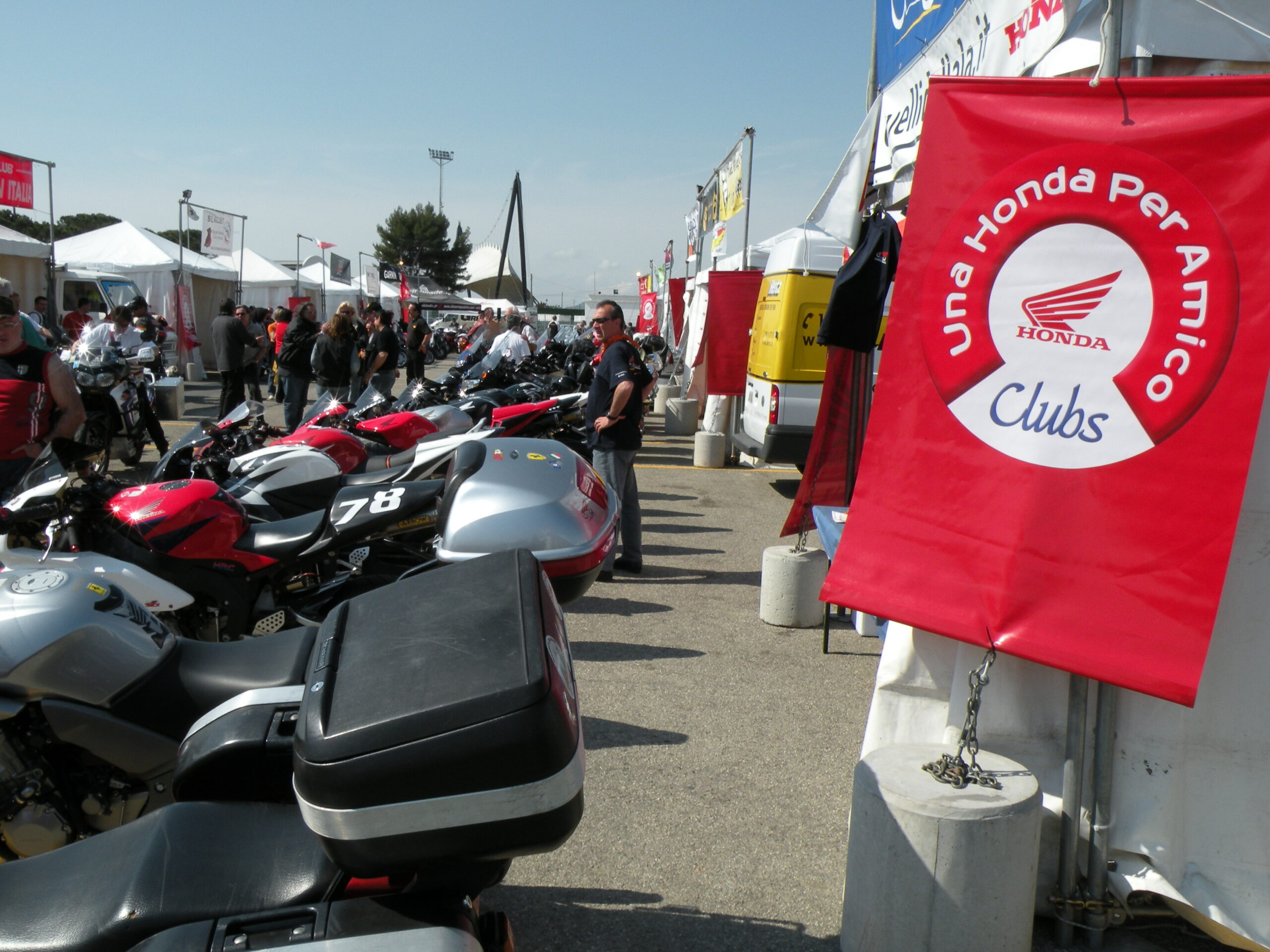 Raduno motociclistico Honda, moto e bandiere Honda Clubs