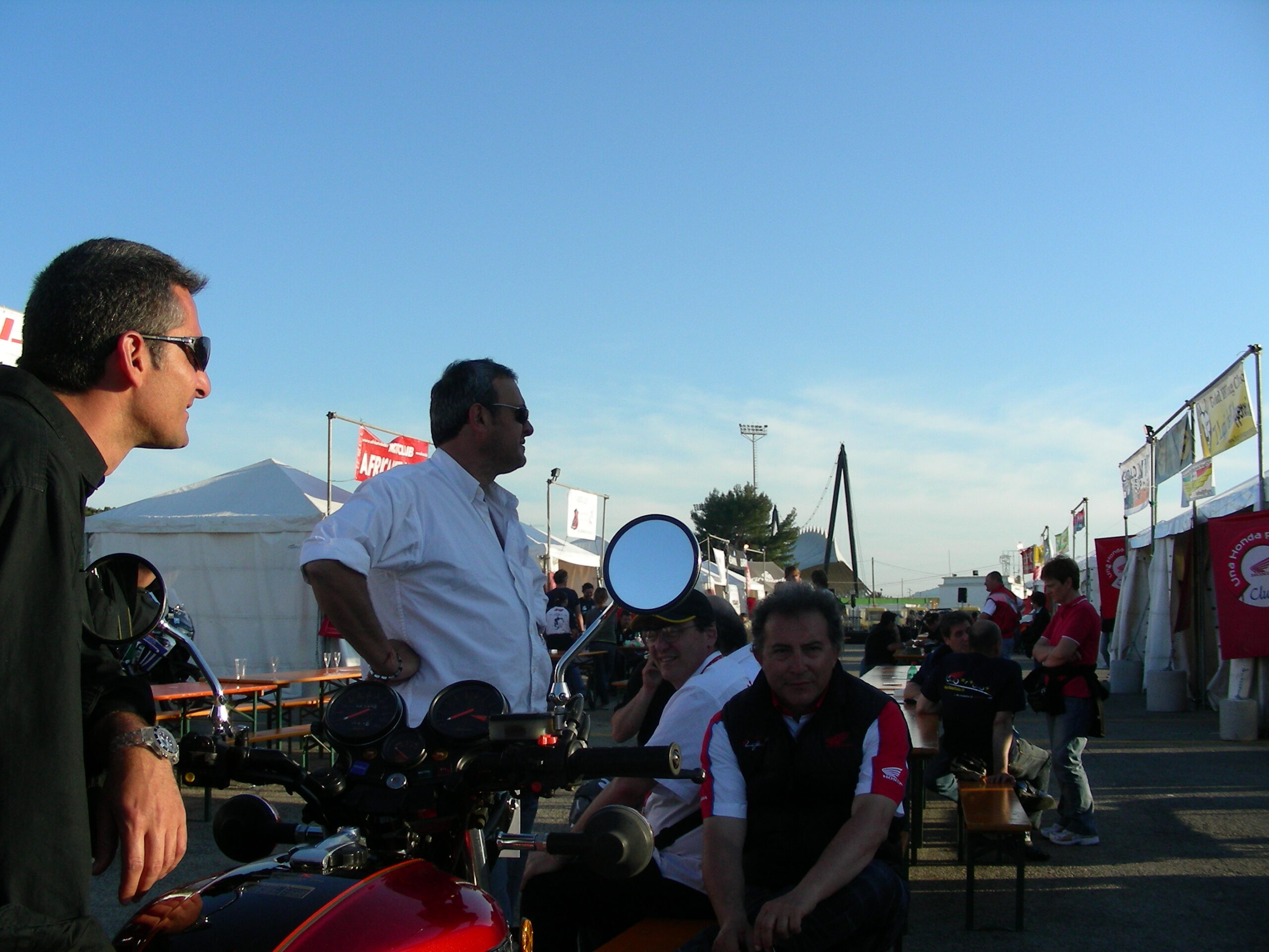 Motociclisti Honda in raduno serale